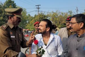 बाराबंकी: पीटीओ के साथ यातायात प्रभारी ने गुलाब का फूल देकर हेलमेट लगाने की दी हिदायत 